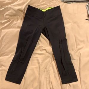 Victoria’s Secret Cropped Leggings